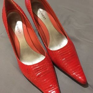 Reddish-orange coral NineWest snake skin pumps